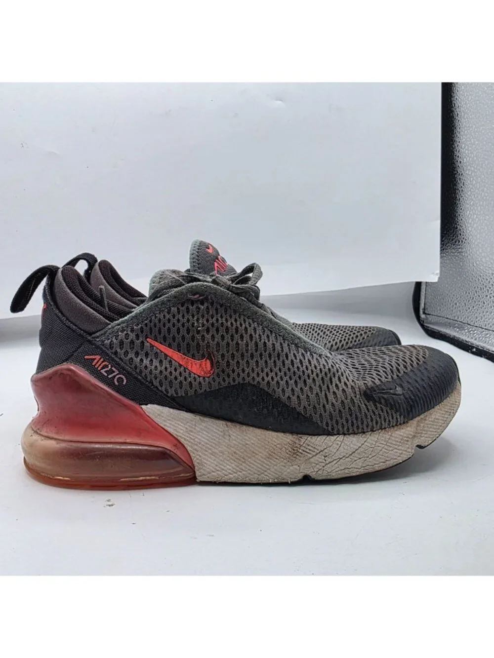 Nike Air Max 270 Girls Size 1 Smoke Gray Hyper Pink Sneakers Athletic AO2372-031